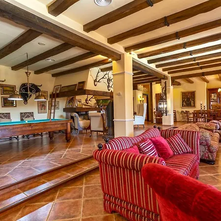 Casa Flores Con Piscina Interior Climatizada * Alcaucín